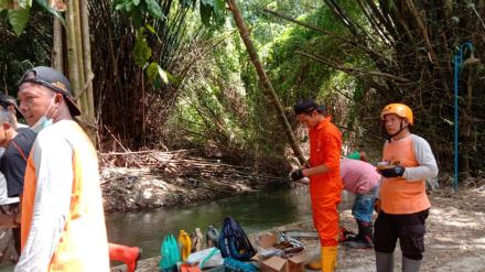 FPRB Tamantirto dan warga Bersihkan Rumpun Bambu Roboh di Sungai Bedog